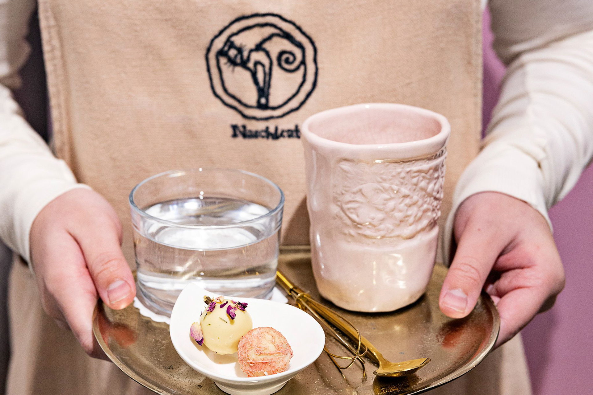 Mocafe Heißgetränk mit Praline serviert